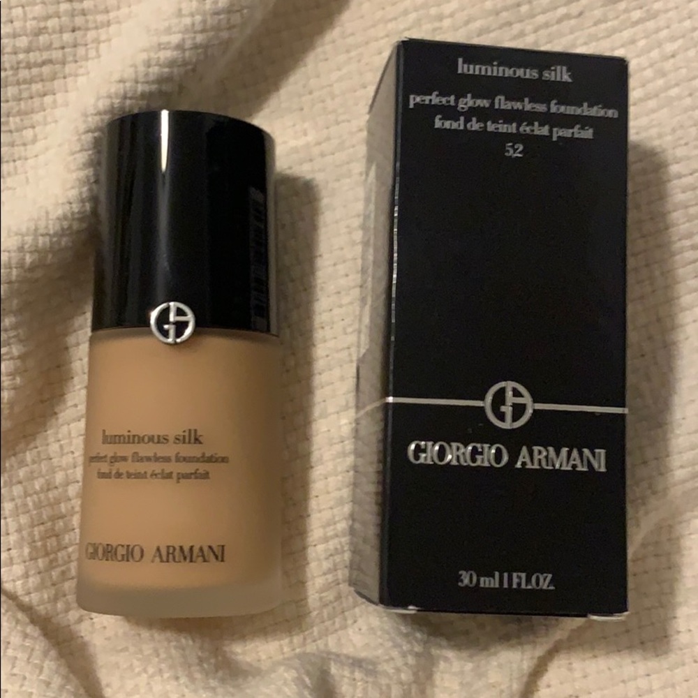 Giorgio Armani - New Luminous Silk Foundation